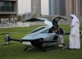 Arabes inspeccionan el auto volador eVTOL durante su exhibición en Exposición de tecnología de la información del Golfo
