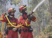 Fotografía cedida por la Unidad Militar de Emergencias (UME) de España que muestra a efectivos de la UME mientras trabajan en la contención de un incendio forestal, ayer, en la comuna de Hualqui, Concepción, (Chile). Los incendios han causado ya la muerte de 24 personas, arrasado cerca de 1.300 viviendas y causado más de 5.500 damnificados en las regiones de Ñuble, Biobío, La Araucanía y Maule. EFE/ Unidad Militar De Emergencias (ume) SOLO USO EDITORIAL SOLO DISPONIBLE PARA ILUSTRAR LA NOTICIA QUE ACOMPAÑA (CRÉDITO OBLIGATORIO)