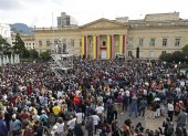 Simpatizantes escuchan hoy el discurso del presidente de Colombia, Gustavo Petro, durante una manifestación en apoyo a sus reformas sociales, en la Casa de Nariño en Bogotá (Colombia). Con banderas del país y camisetas y gorras de apoyo al "Gobierno del cambio", los colombianos y colombianas se agruparon este martes en las plazas de todo el país y se fueron congregando frente a la Plaza Nuñez, que separa el Capitolio del palacio presidencial en Bogotá, en donde Petro se dirigió a los ciudadanos desde un balcón. EFE/ Mauricio Dueñas Castañeda