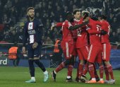 Paris (France), 14/02/2023.- Players of Bayern Munich celebrate after the 1-0 scored by Kingsley Coman as Sergio Ramos of PSG (L) looks on during the UEFA Champions League Round of 16, 1st leg match between Paris Saint-Germain and Bayern Munich in Paris, France, 14 February 2023. (Liga de Campeones, Francia) EFE/EPA/TERESA SUAREZ
