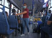 Una usuaria de la transportación pública de Guayaquil.