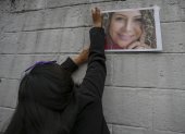 Personas pertenecientes a grupos feministas acompañan a Elizabeth Otavalo, madre de María Belén Bernal víctima de feminicidio, mientras protestan afuera del complejo judicial.