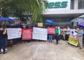 La protesta de la asociación de centros de diálisis se efectuó al pie de la Caja del Seguro, en el centro de Guayaquil.