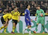 El arquero Gregor Kobel (d) fue una de las figuras del Borussia Dortmund en la victoria sobre Chelsea.