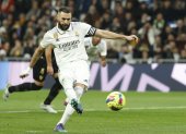 MADRID, 15/02/2023.- El delantero del Real Madrid Karim Benzema marca el 2-0 desde el punto de penalti durante el partido de LaLiga Santander que Real Madrid y Elche CF disputan este miércoles en el estadio Santiago Bernabéu. EFE/ Mariscal