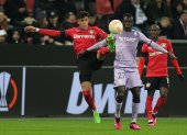 Leverkusen (Germany), 16/02/2023.- Leverkusen"s Piero Hincapie (L) in action against Monaco"s Krepin Diatta (R) during the UEFA Europa League play-off, 1st leg match between Bayer Leverkusen and AS Monaco in Leverkusen, Germany, 16 February 2023. (Alemania) EFE/EPA/Friedemann Vogel