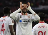 El delantero marroquí del Sevilla FC Youssef En-Nesyri celebra su gol durante el encuentro de ida de la ronda preliminar de UEFA Liga Europa que Sevilla FC y PSV Eindhoven disputan este jueves en el estadio Sánchez-Pizjuán, en Sevilla. EFE/Julio Muñoz