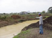 Contaminación. El color y malos olores del estero Sabanilla preocupan a los habitantes.