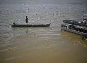 Un hombre navega por las aguas del río Tapajós, el 13 de febrero de 2023, en Itaituba, estado de Pará (Brasil).