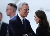 El secretario general de la OTAN, Jens Stoltenberg, habla con la primera ministra de Finlandia, Sanna Marin, durante la conferencia de Múnich.