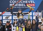Winner Laurence St-Germain of Canada is celebrated by her team during the podium ceremony of the women"s slalom race at the FIS Alpine Skiing World Championships in Meribel, France, 18 February 2023. (Francia) EFE/EPA/JEAN-CHRISTOPHE BOTT