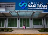 Un hombre camina frente al Hospital Municipal Dr. Rafael López Nussa del centro médico Salud San Juan en San Juan, el 19 de enero de 2023, en San Juan (Puerto Rico).