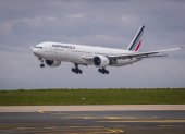 Un Boeing 777 de Air France se dispone a aterrizar en el aeropuerto Roissy, cerca de París.