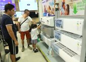 Unos clientes cotizan los equipos de climatización que ofrece la tienda en el local ubicado en Plaza Mayor, en la Alborada.