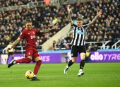 Newcastle (United Kingdom), 18/02/2023.- Liverpool"s Darwin Nunez (L) scores the 0-1 goal as Newcastle"s Kieran Trippier (R) reacts during the English Premier League soccer match between Newcastle United and Liverpool FC in Newcastle, Britain, 18 February 2023. (Reino Unido) EFE/EPA/Peter Powell EDITORIAL USE ONLY. No use with unauthorized audio, video, data, fixture lists, club/league logos or "live" services. Online in-match use limited to 120 images, no video emulation. No use in betting, games or single club/league/player publications