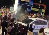 Crítica. Así quedaron los carros cada que pasaron por el tumulto de gente la madrugada de ayer en el malecón.