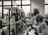 Düsseldorf. Varias personas trabajan en una investigación sobre el VIH.