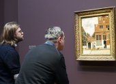 Muestra. Dos personas miran una de las obras que se exhiben en Ámsterdam.