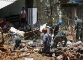 Miembros del ejército brasileño, bomberos y de la Defensa Civil trabajan en el rescate de los cuerpos de las víctimas de un deslizamiento de tierra debido a lluvias torrenciales en Sao Sebastiao (Brasil).