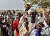 Imagen de archivo de nigerianos que hacen cola para votar en Abuja. EFE/EPA/STR