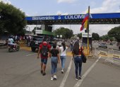 Fotografía del 20 de febrero de 2023 de varias personas mientras entran a Colombia desde Venezuela por el Puente Simón Bolívar en Cúcuta (Colombia)