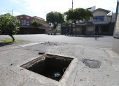 Alcantarilla sin tapa en la calle Esmeraldas.