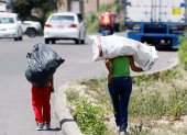 Dos niños cargan bolsas donde llevan botes plásticos para reciclar en Olancho (Honduras), en una fotografía de archivo.