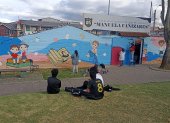 Cuenca. El trío de mujeres trabaja en el mural de una escuela local.