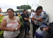 Dolor. Familiares de los atacados a tiros llegaron al centro forense de Guayaquil, para las diligencias de ley.