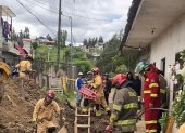 Ricaurte. Bomberos trabajan en el rescate de las víctimas.