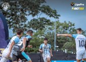 Los jugadores de Guayaquil City dominan el balón en medio de una cancha del Guayaquil City que dejó mucho que desear.