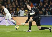 Thibaut Courtois, portero del Real Madrid, en acción durante el duelo contra el Atlético de Madrid por la fecha 23 de LaLiga.