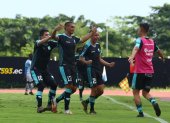 El zaguero Teodoro Paredes (c) y su celebración tras marcar el gol del Cumbayá