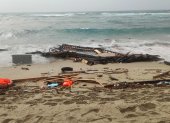 Restos arrastrados a la costa en una playa cerca de Cutro, provincia de Crotone, sur de Italia, tras el naufragio de una embarcación del domingo 26 de Febrero.