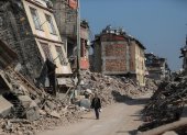 Un hombre pasa junto a edificios derrumbados tras los fuertes terremotos en Hatay, Turquía, el 23 de febrero de 2023.