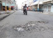 Conductores deben esquivar los baches que están desde la calle Colón hasta Ayacucho.