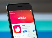 Tinder es una aplicación de citas, encuentros e incluso se le puede considerar como una red social.