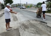 Pedro Ruiz, quien reside en la manzana 3021 de Las Orquídeas, muestra el hundimiento que ha sufrido la calzada cerca de su vivienda, lo que representa un peligro para los peatones.