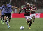 Giorgian de Arrascaeta (d) de Flamengo disputa el balón con Richard Shunke de Independiente del Valle
