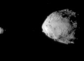 Vistas de los asteroides Dimorphos (izquierda) y Didymos (derecha).