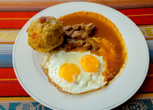 El bolón es uno de los platos típicos de Guayaquil.