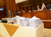 Escenario. Las pruebas que según la Comisión sostenían el informe que recomienda el juicio político contra Lasso estaban apiladas sobre la mesa.