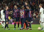 MADRID, 02/03/2023.- Los jugadores del FC Barcelona celebra el primer gol del equipo blaugrana durante el encuentro correspondiente a la ida de las semifinales de la Copa del Rey que disputan hoy jueves frente al Real Madrid en el estadio Santiago Bernabéu, en Madrid. EFE/Kiko Huesca.
