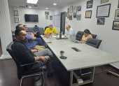 El presidente del COE, Jorge Delgado Panchana, junto a varios representantes de ecuatorianas por deporte, en la reunión de este jueves 2 de marzo.