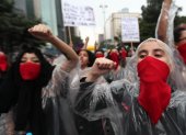 Mujeres protestan en defensa de sus derechos en la avenida Paulista en São Paulo (Brasil), en una fotografía de archivo. EFE/Fernando Bizerra