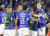 Jugadores de Millonarios celebran al final hoy, de un partido de la Copa Libertadores entre Millonarios y Universidad Católica en el estadio El Campín en Bogotá (Colombia).