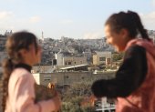 Dos niñas juegan en el barrio de Jabal Mukaber, de Jerusalén.