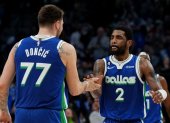 Luka Doncic (i) y Kyrie Irving funcionaron como dupla de ataque.