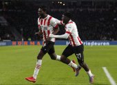 Johan Bakayoko (i) fue uno de los autores de los goles de la victoria del PSV.