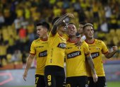 Fernando Gaibor (i) y Damián el ‘Kitu’ Díaz (c) celebran con parte de los protagonistas del resultado 5-0 ante el Delfín, la noche del sábado pasado. El equipo de Fabián Bustos presentó mucho más orden e idea de juego.